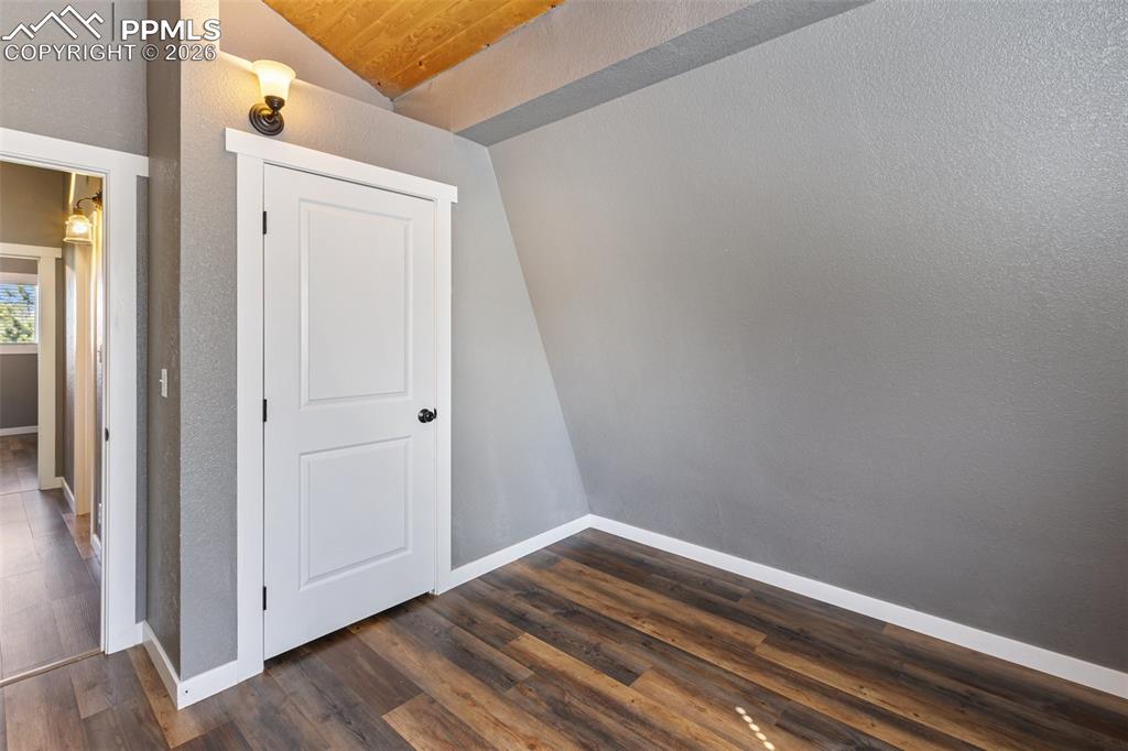 Image 36 of 50: Bedroom