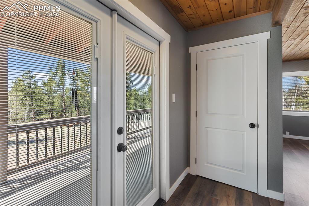 Image 8 of 50: Entry