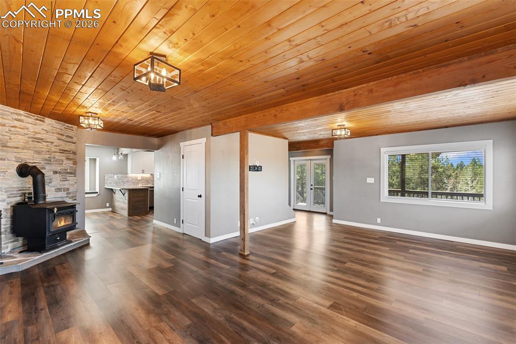 Image 9 of 50: Living Room