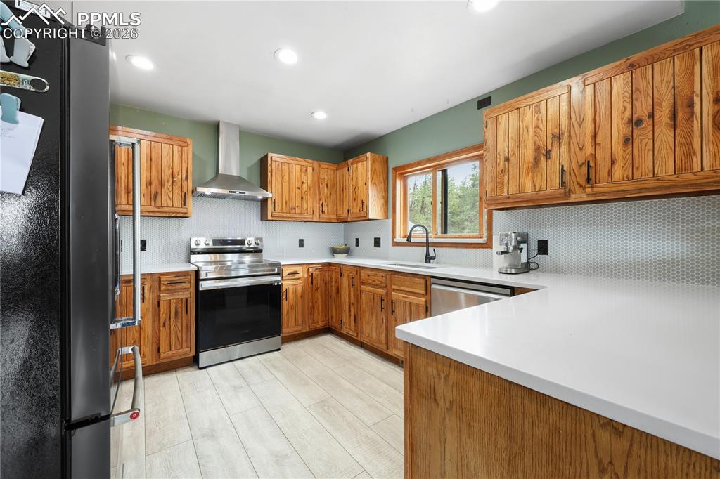 Image 13 of 49: Kitchen