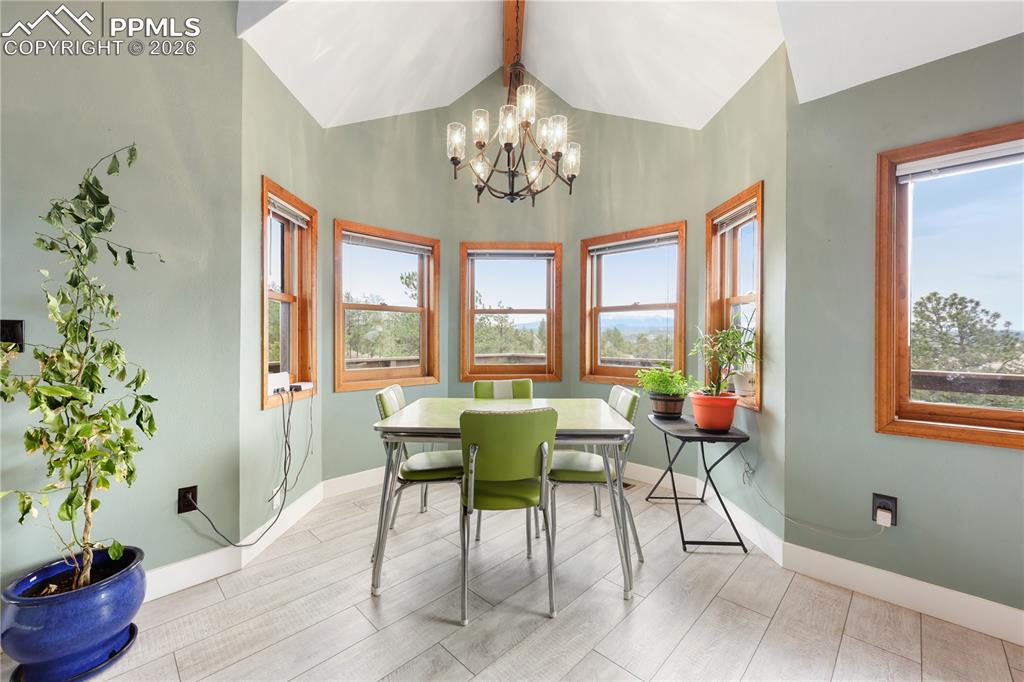 Image 14 of 49: Dining Area