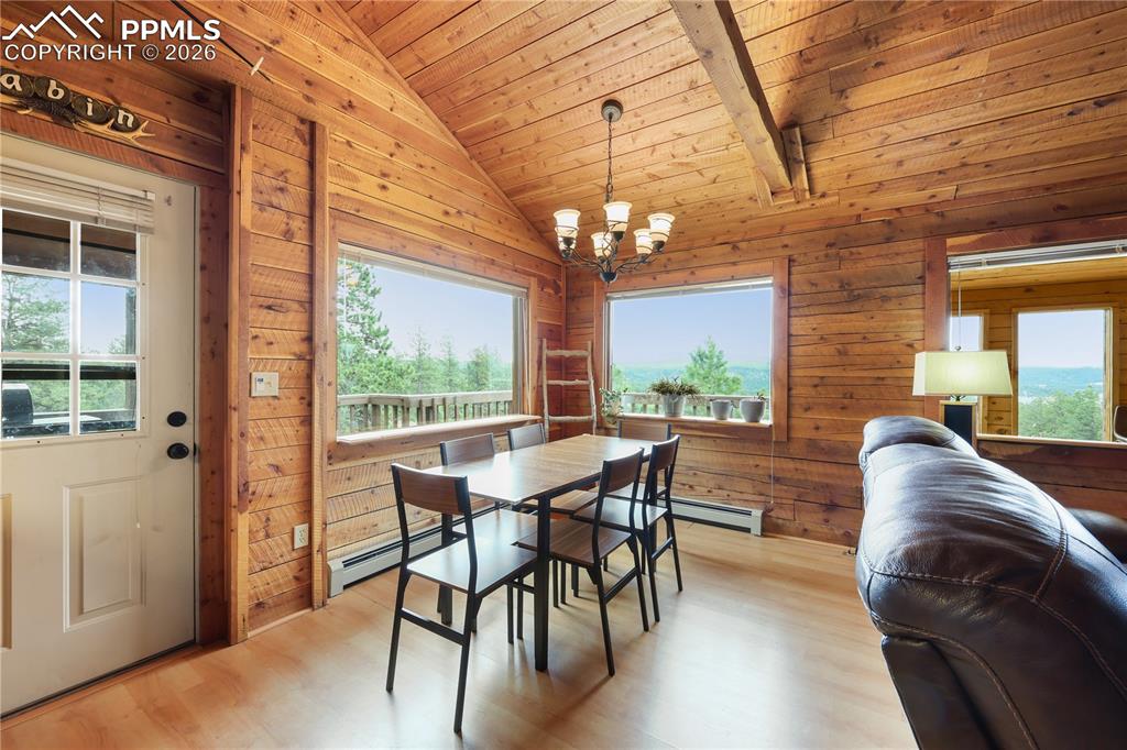 Image 31 of 49: Dining Area