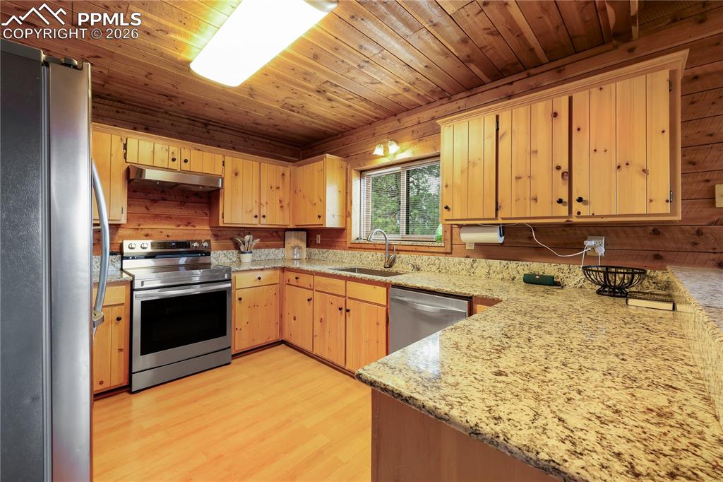 Image 32 of 49: Kitchen