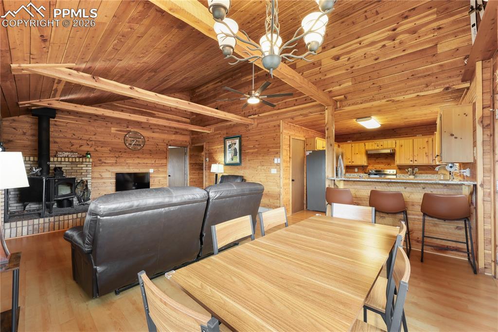 Image 33 of 49: Dining Area