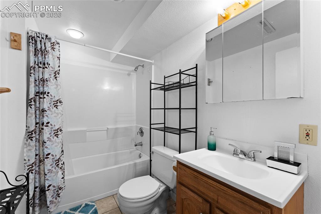 Image 23 of 31: Bathroom