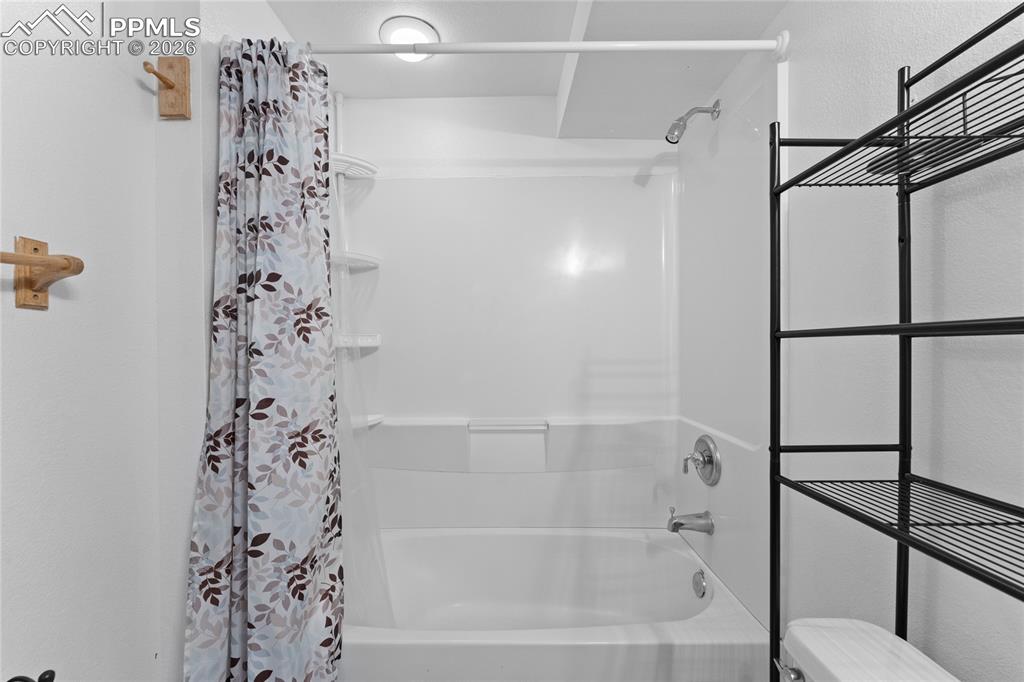 Image 24 of 31: Bathroom