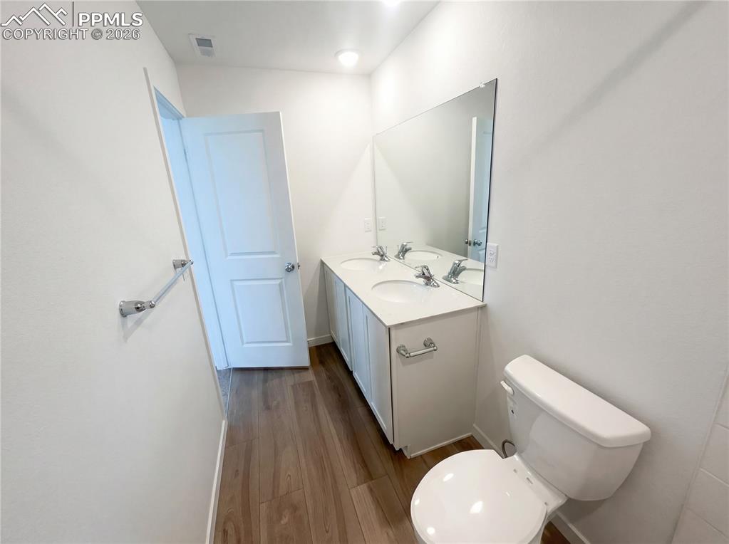 Image 14 of 18: Bathroom