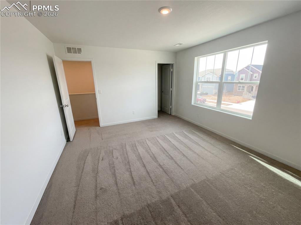 Image 4 of 18: Bedroom