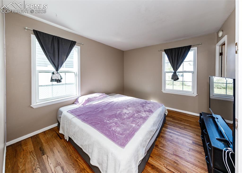 Image 12 of 26: Bedroom