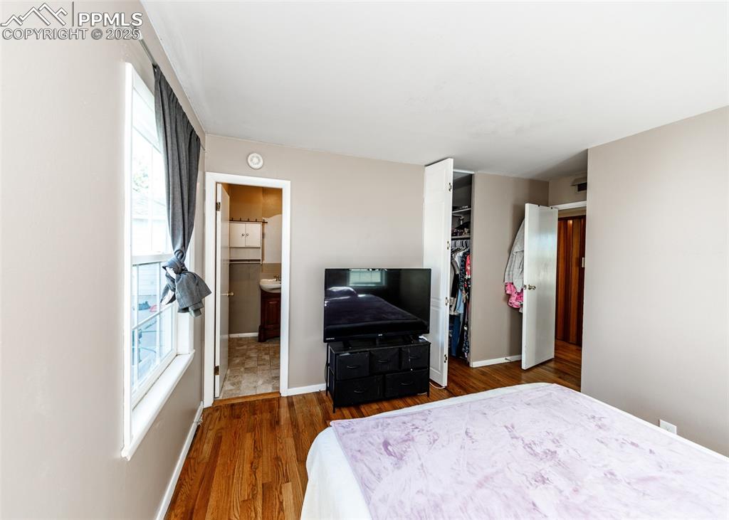 Image 13 of 26: Bedroom