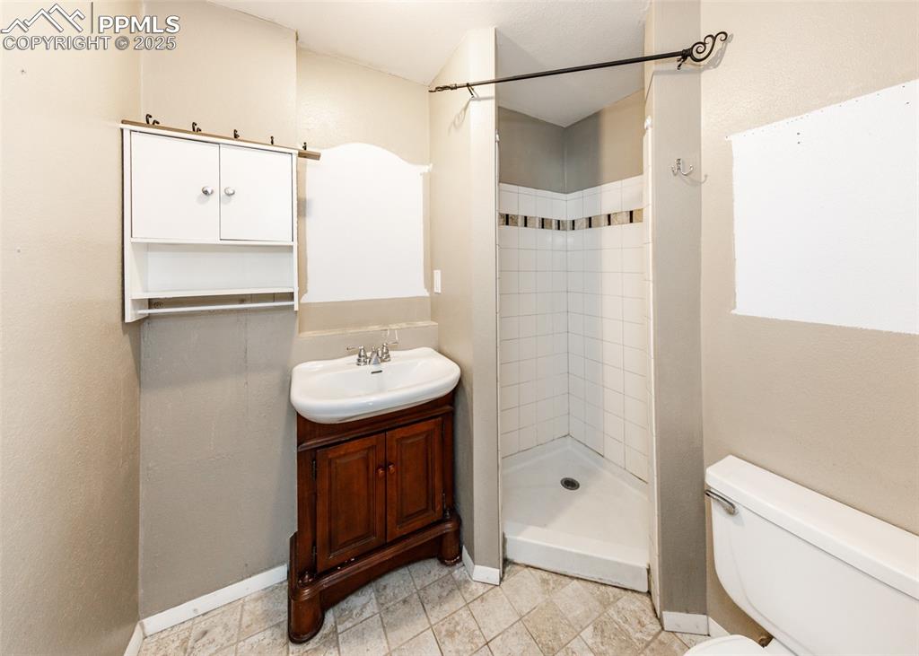 Image 14 of 26: Bathroom