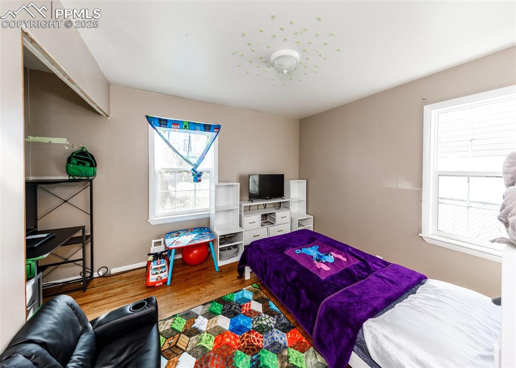 Image 15 of 26: Bedroom