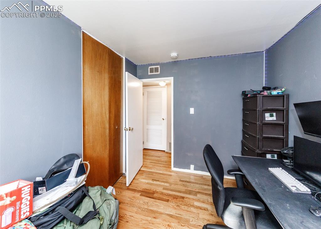 Image 16 of 26: Office