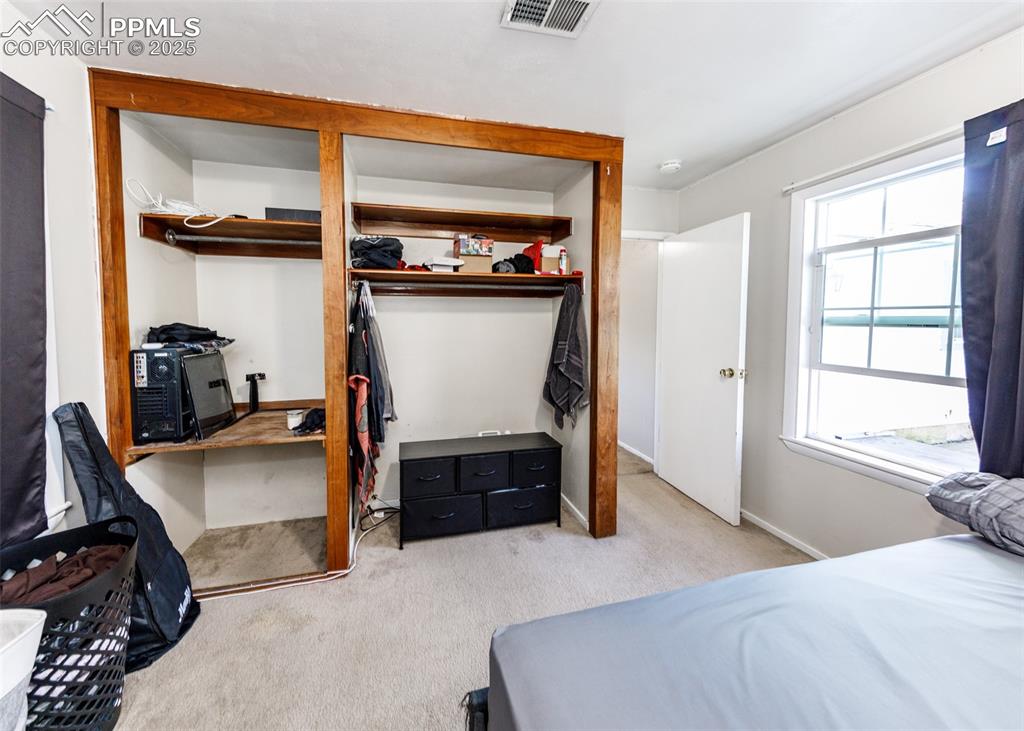 Image 21 of 26: Bedroom