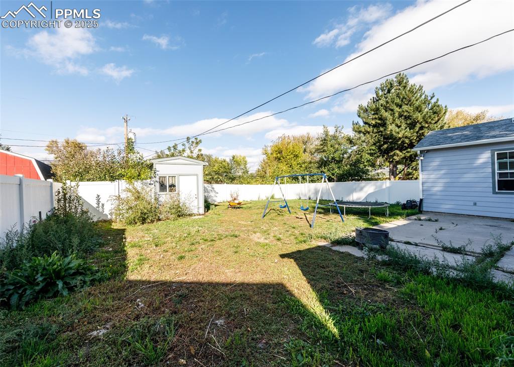 Image 24 of 26: Yard