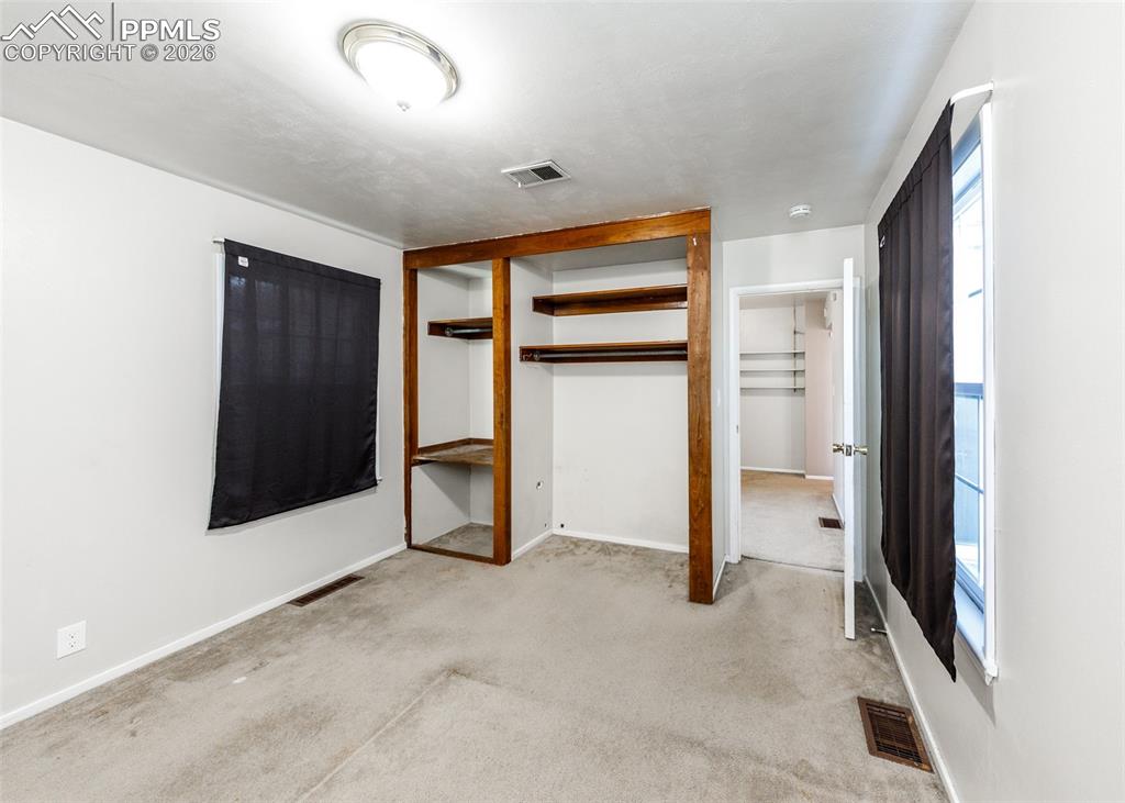 Image 32 of 42: Bedroom