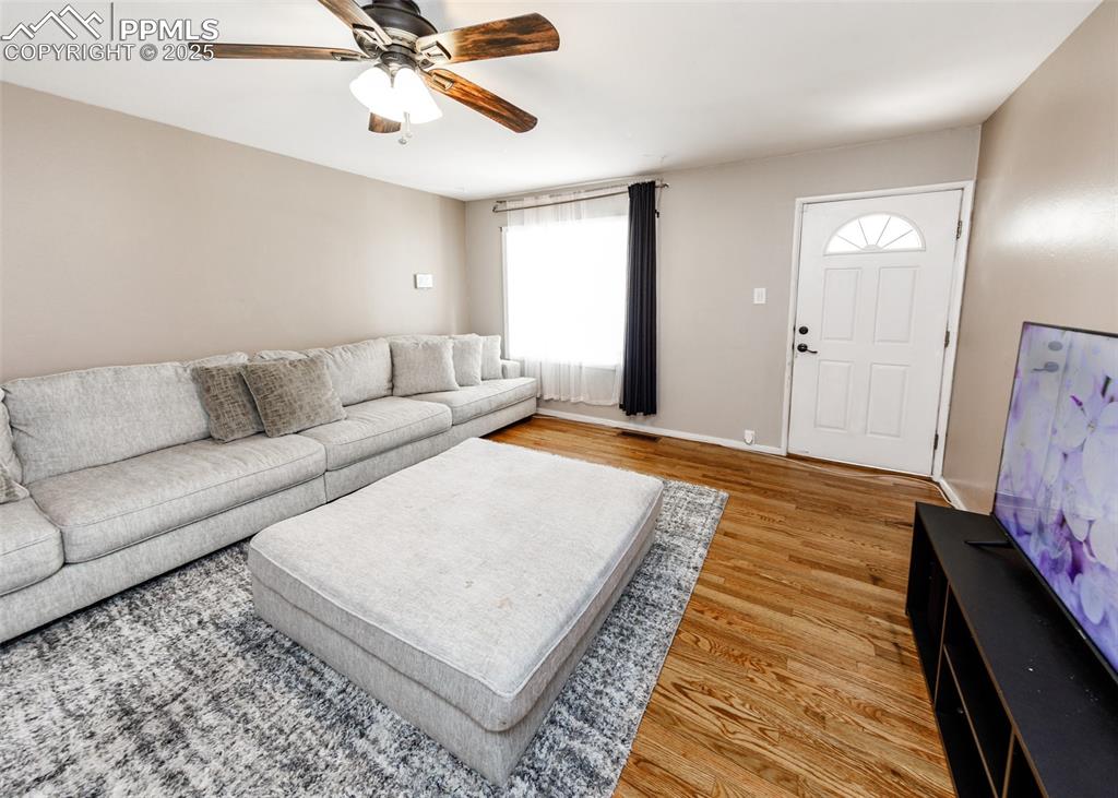 Image 7 of 26: Living Room