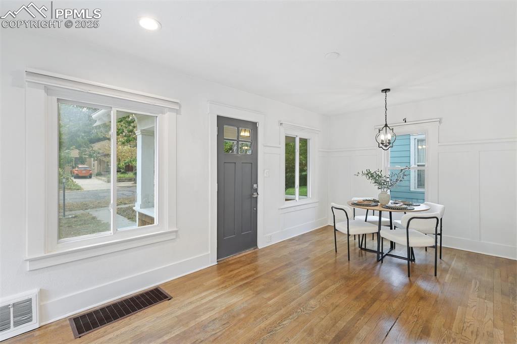 Image 16 of 42: Dining Area