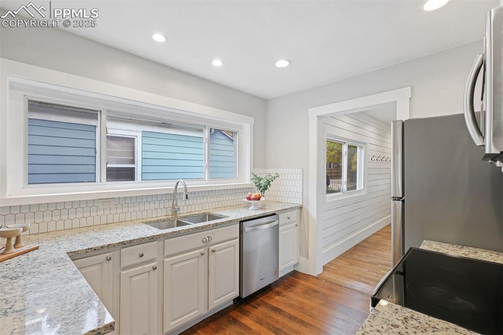 Image 17 of 42: Kitchen