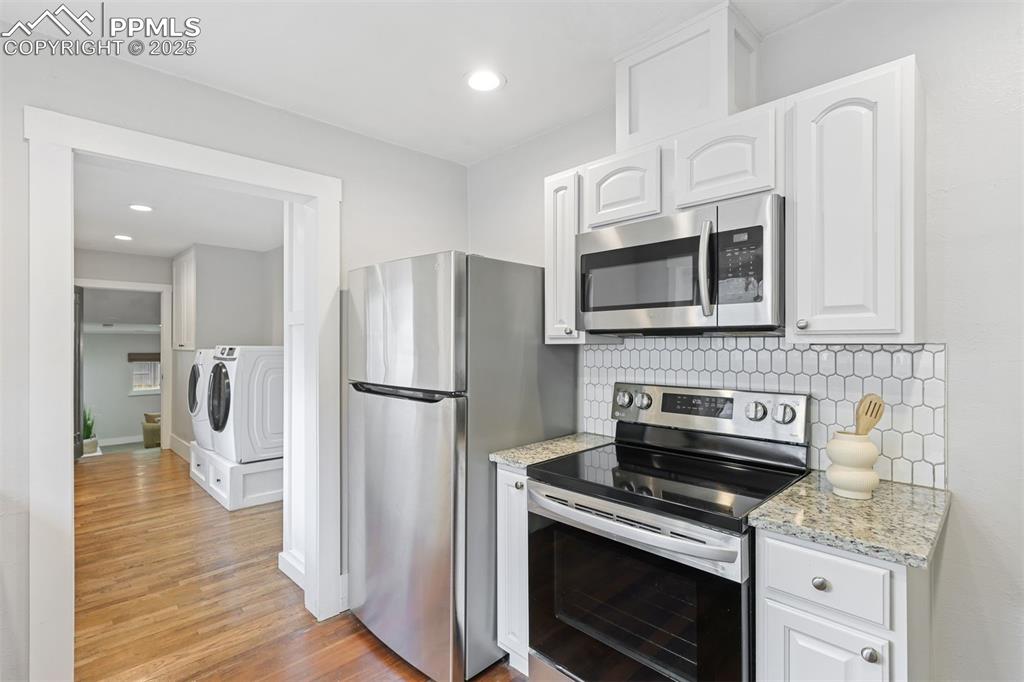 Image 18 of 42: Kitchen