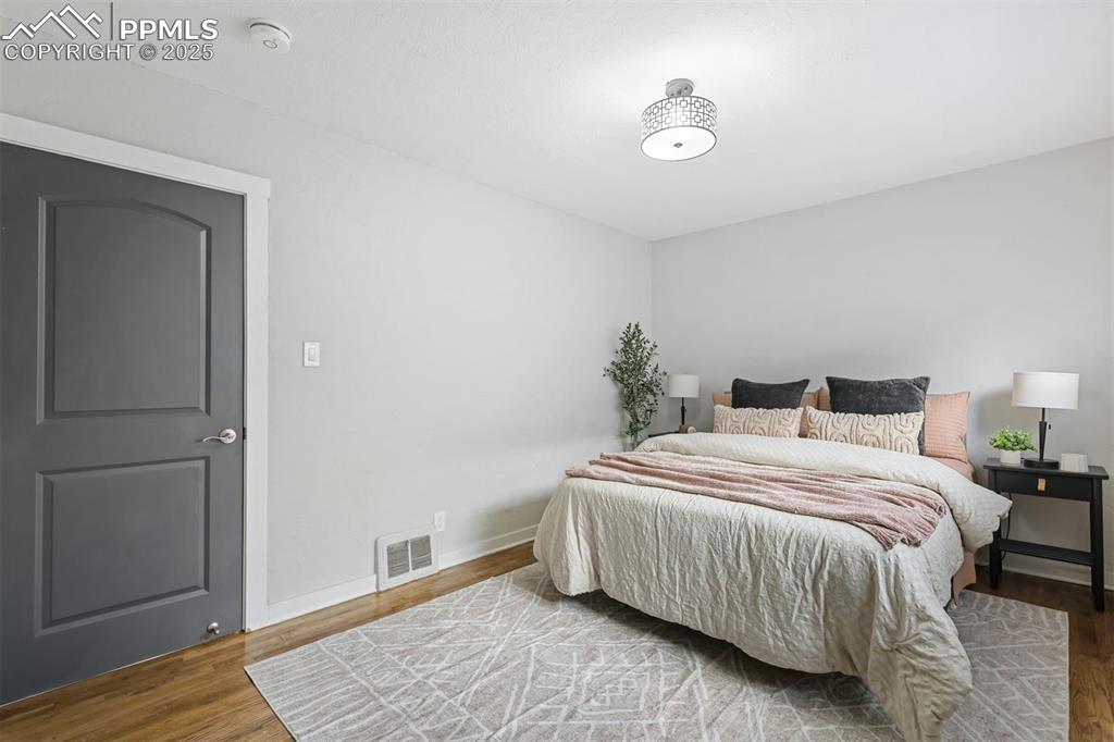 Image 22 of 42: Bedroom