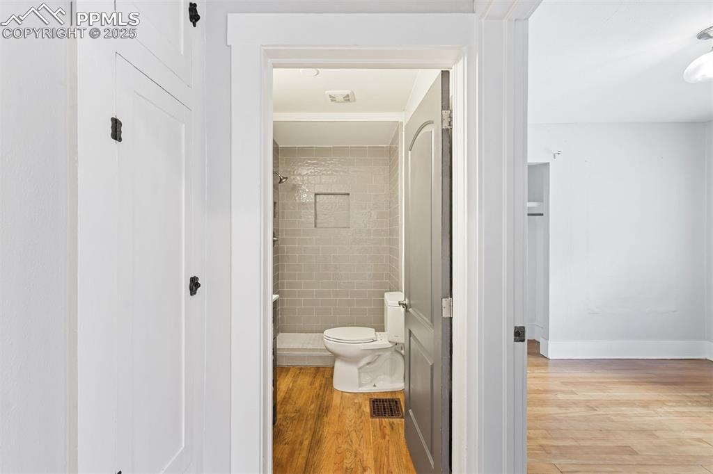 Image 23 of 42: Bathroom