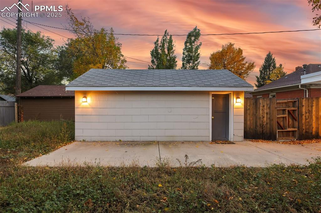 Image 32 of 42: Garage