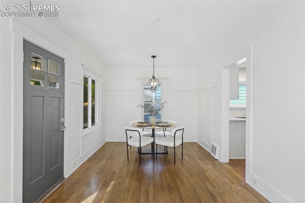 Image 4 of 42: Dining Area