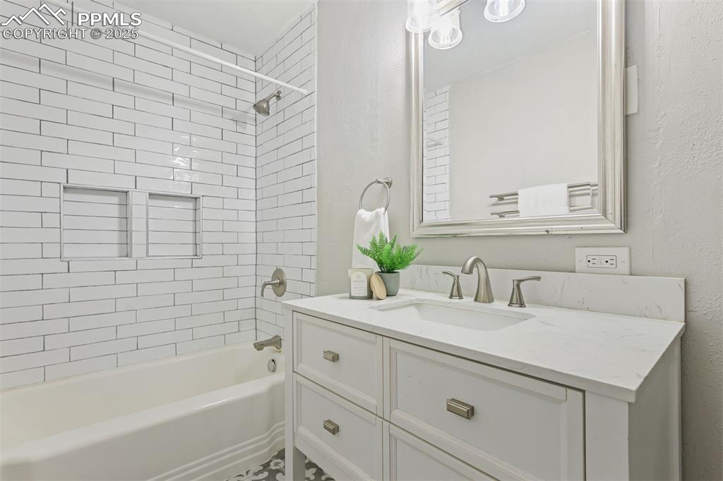 Image 7 of 42: Bathroom