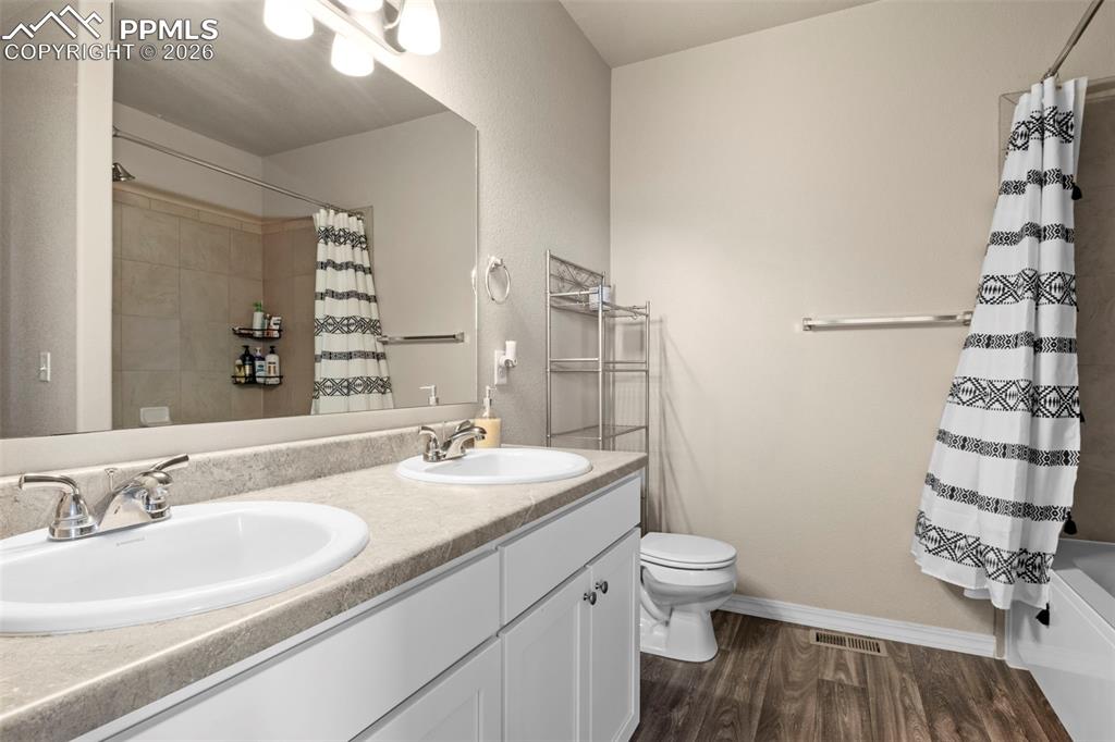 Image 17 of 29: Bathroom