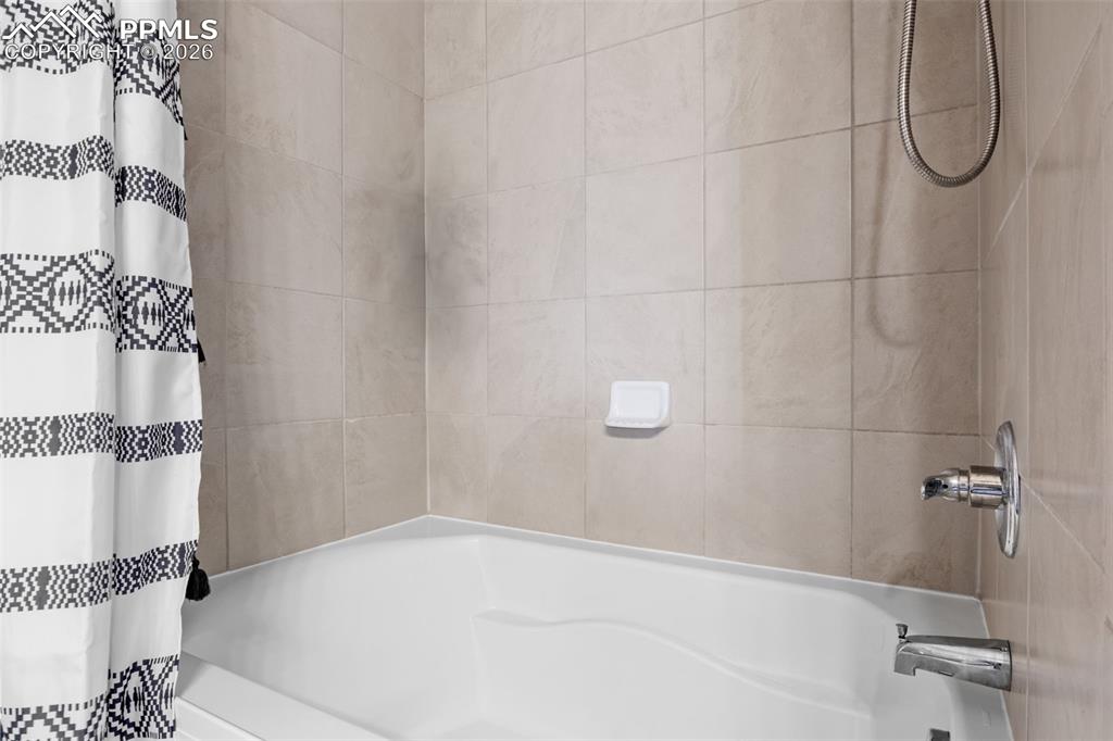 Image 18 of 29: Bathroom