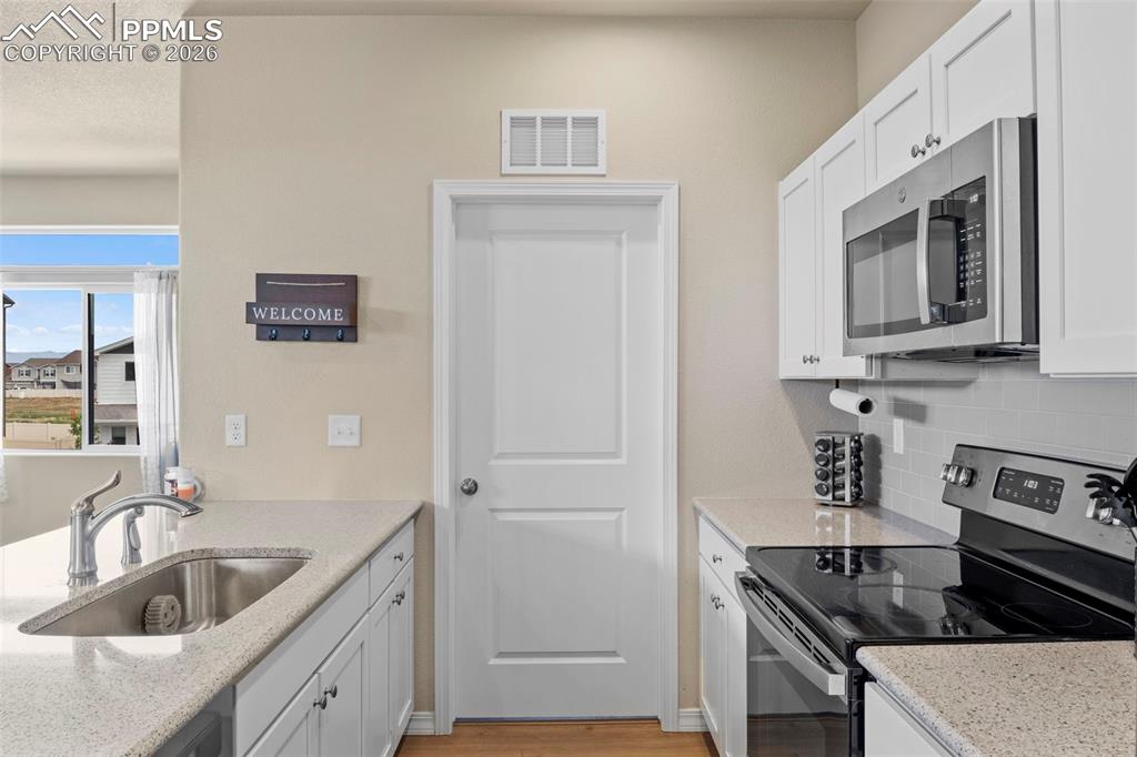 Image 9 of 29: Kitchen