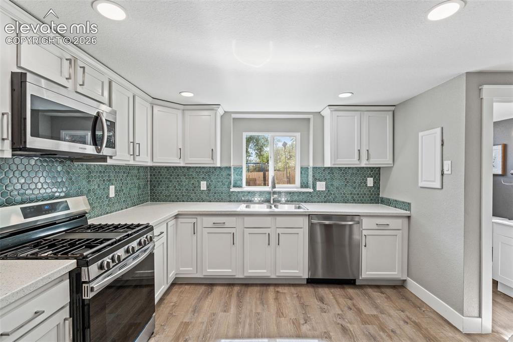 Image 14 of 49: Kitchen