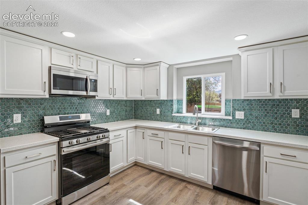Image 15 of 49: Kitchen