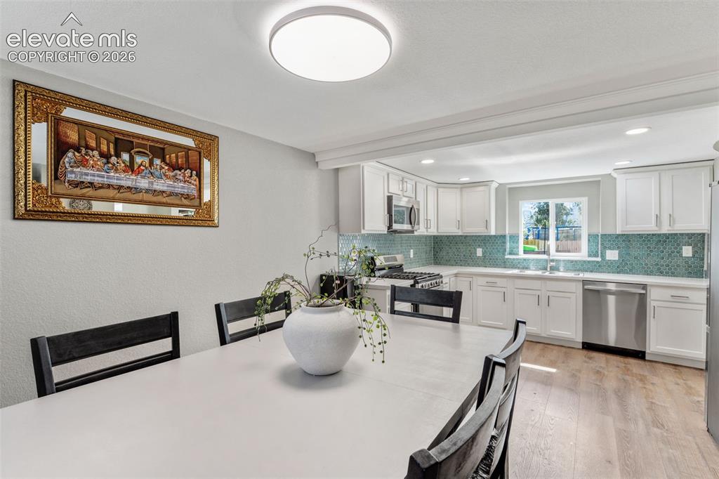 Image 21 of 49: Dining Area