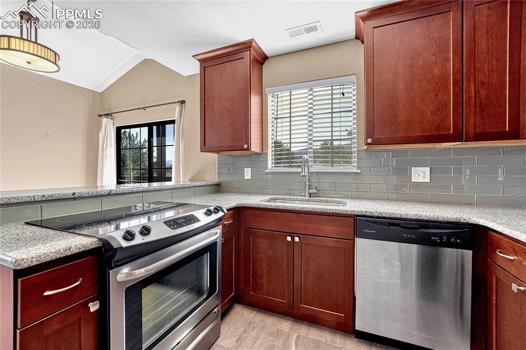 Image 14 of 47: Kitchen