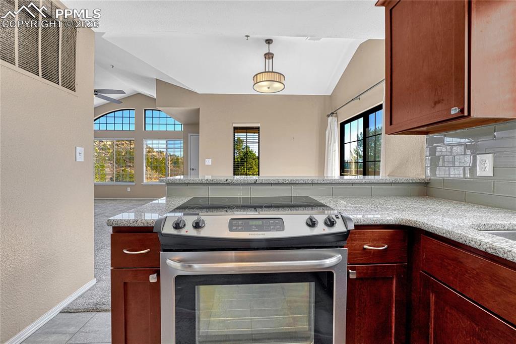 Image 15 of 47: Kitchen