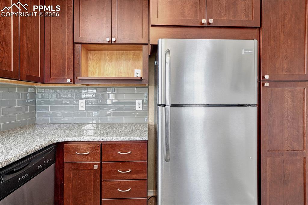 Image 17 of 47: Kitchen