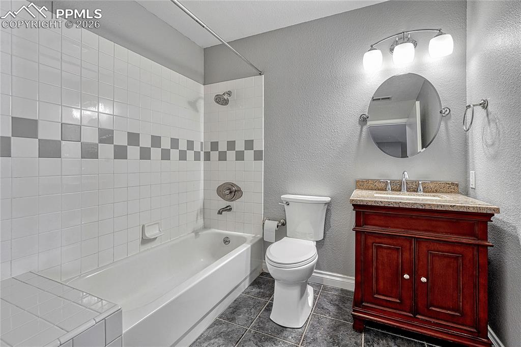 Image 18 of 47: Bathroom