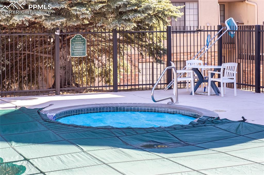 Image 30 of 47: Pool