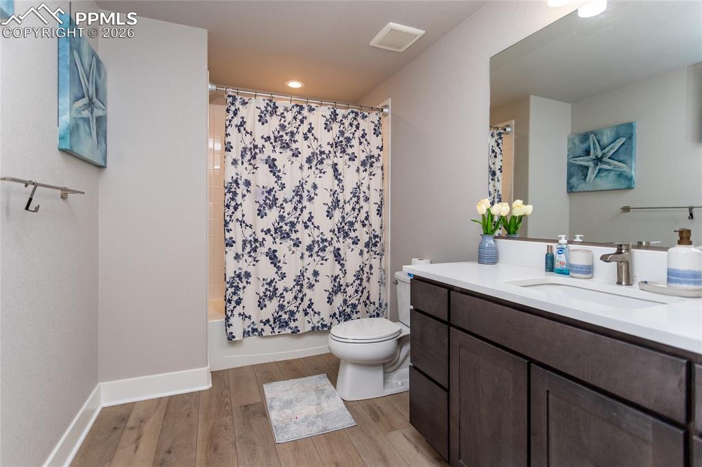 Image 37 of 46: Bathroom