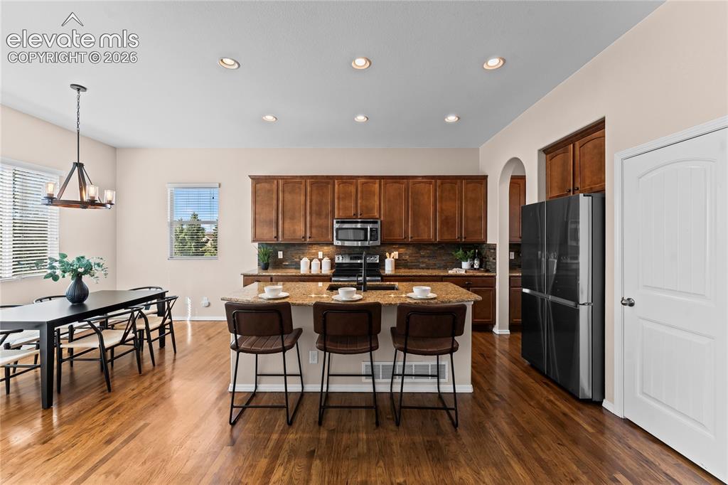 Image 18 of 47: Kitchen