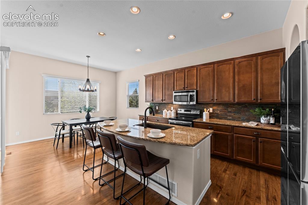 Image 19 of 47: Kitchen