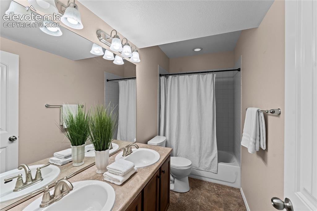 Image 34 of 47: Bathroom