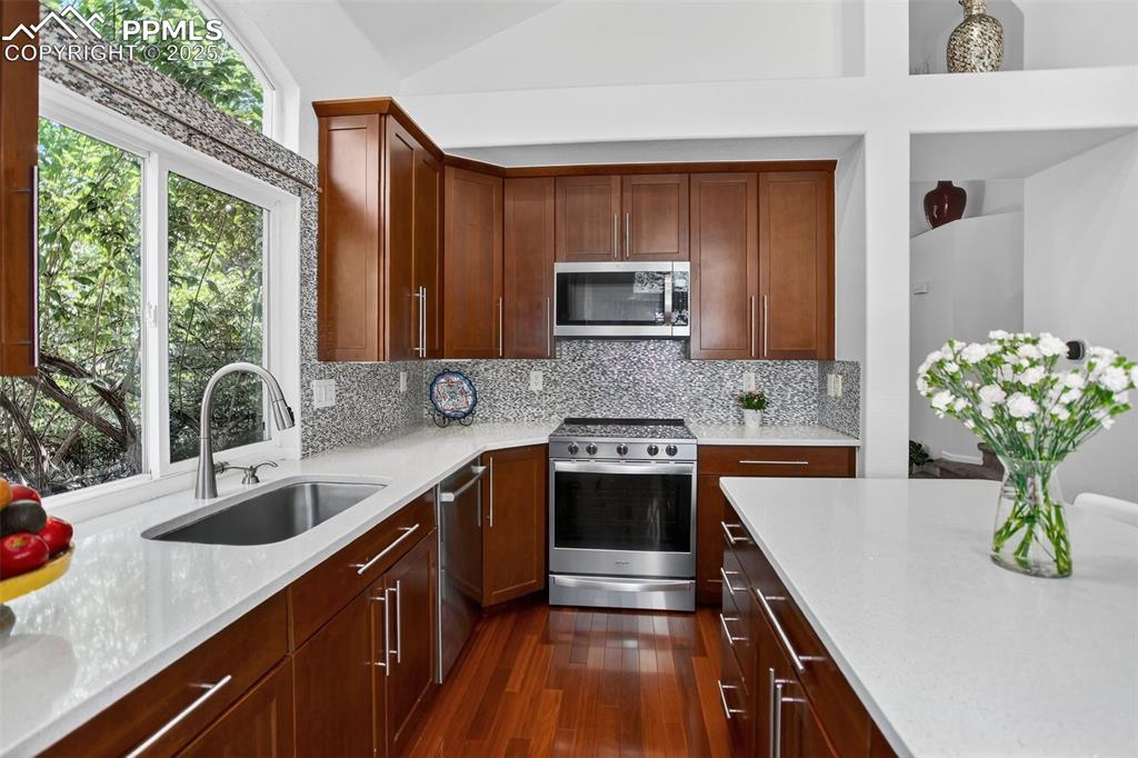 Image 10 of 45: Kitchen