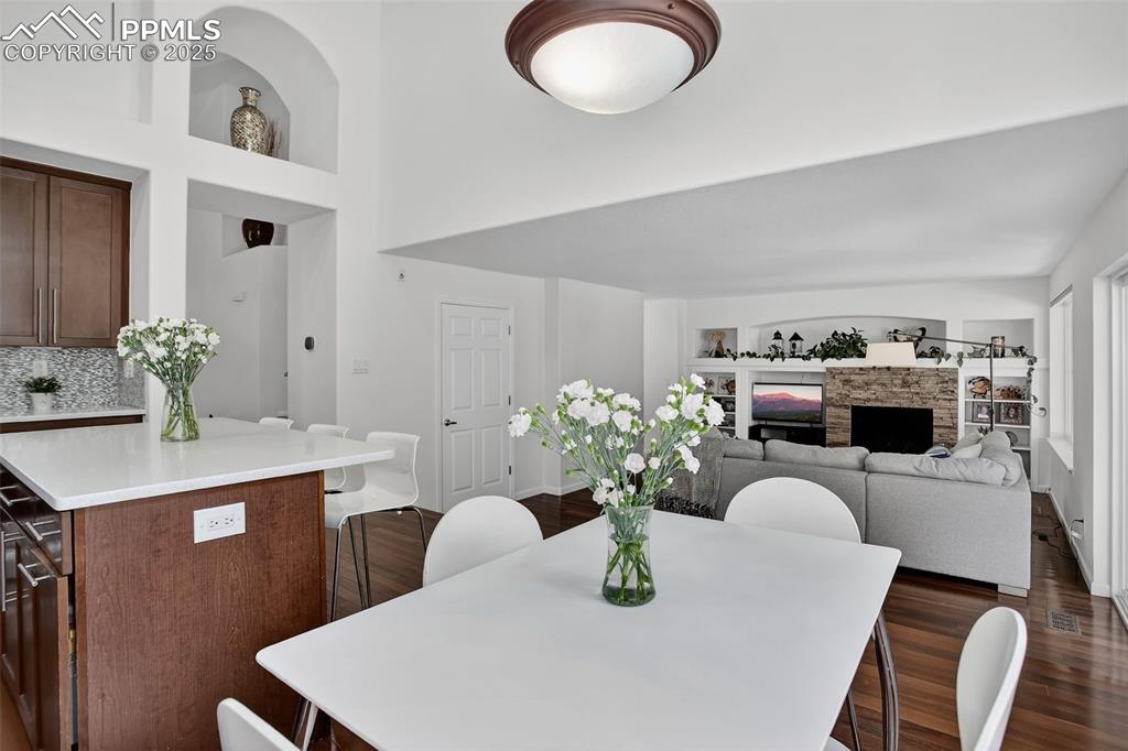 Image 13 of 45: Dining Area