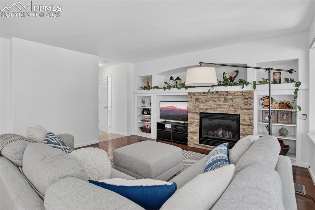 Image 18 of 45: Living Room