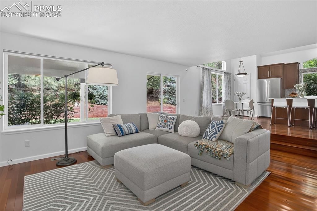 Image 19 of 45: Living Room