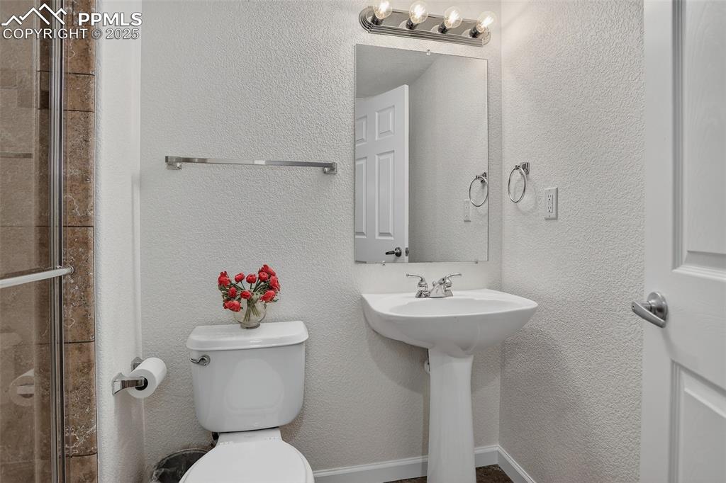 Image 34 of 45: Bathroom