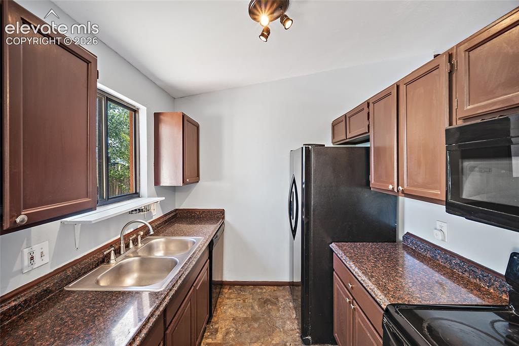 Image 6 of 37: Kitchen.